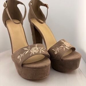 Charlotte Russe Platform Heels Beige with Gold Floral Trim size 10